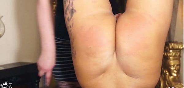 Zwei Dominante Lesben lecken die Fotze von eine Sklavin Deutsch - German Lesbian